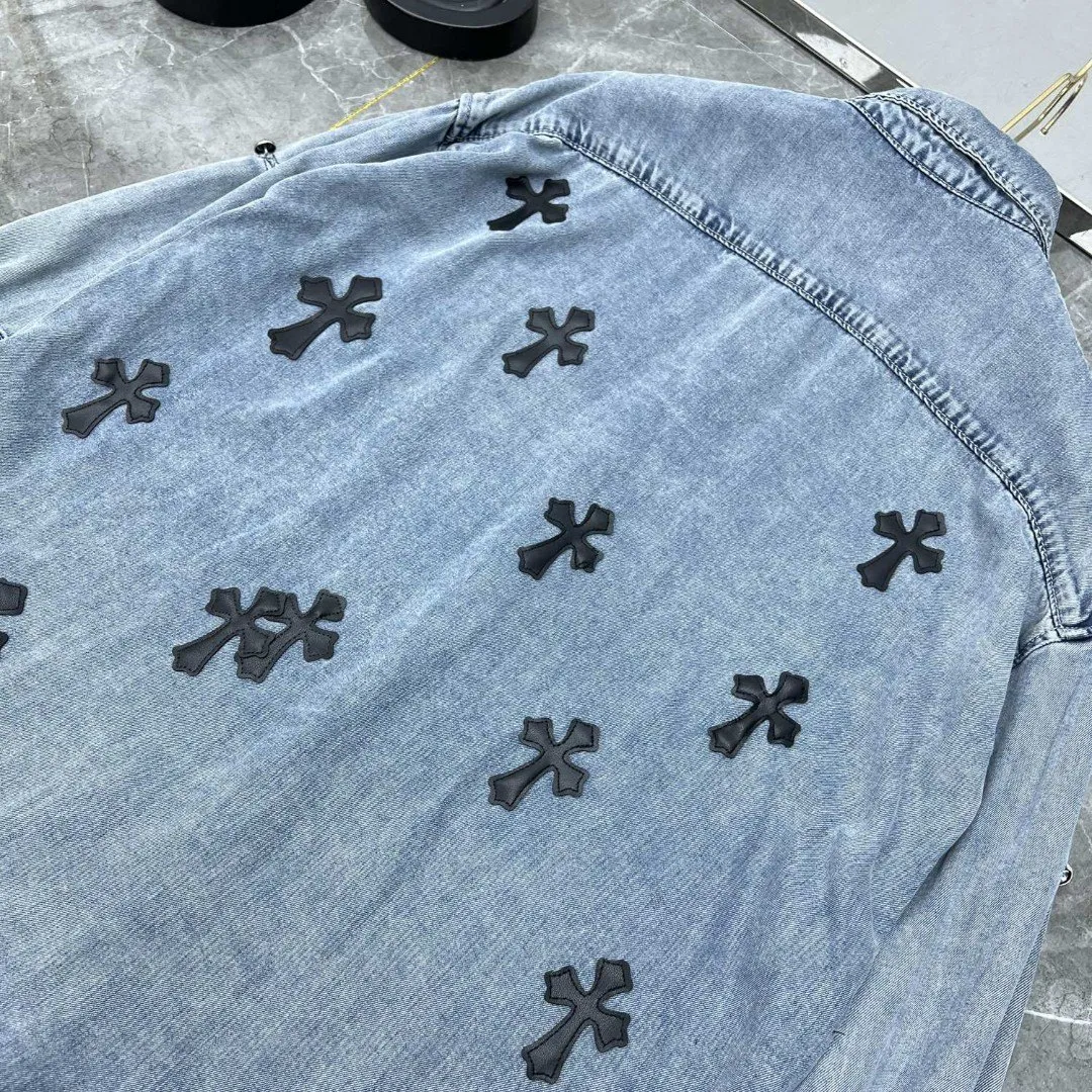 P356 Chrome Hearts🍁Spring shirt series🍁 Good to see and explosive series💥 Classic embroidered leather denim Exclusive custom weaving and dyeing 100% pure cotton high weight denim fabric High-tech washing! Heavy enzyme stone rinse! Original hardware mold opening! ⭐Special version original slit design ⭐Patchwork craftsmanship ➕Patchwork design ⭐The whole body has 25 pieces of heavy-duty patchwork leather. This season’s universal denim shirt can be sweet or salty❤️ Suitable for all kinds of outfits, can be worn in all seasons, short or long sleeves 🌈Recommended color: Custom washed denim blue 🌈Code numbers: S, M, L, XL